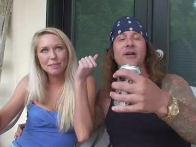 Blonde Hobbyhure lässt sich die haarlose Fickfotze hart ficken