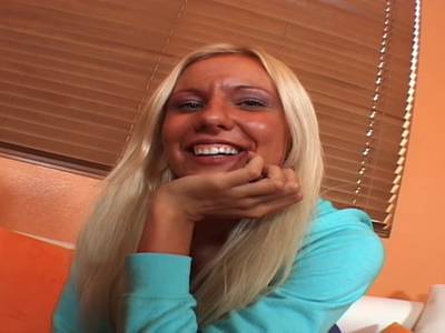 Blondine lässt sich die unbehaarte Lustgrotte nach dem Blowjob bumsen 