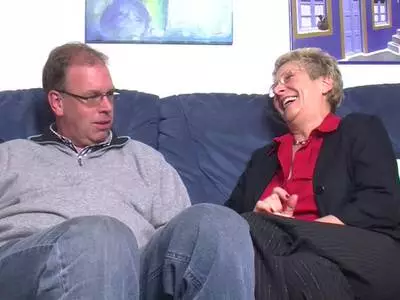 Der Mann bekommt seinen Pimmel geleckt