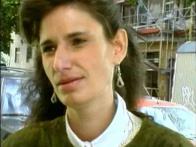 Der Voyeur filmt die heiße Hausfrau mit kleinen Hupen
