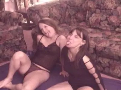 Die beiden heißen Lesbo Frauen bumsen miteinander