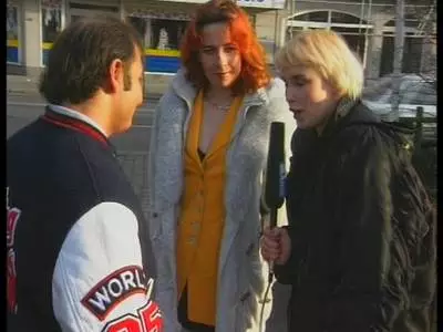 Die blonde Tussi schaut ihrer Freundin beim Ficken mit dem Typen zu