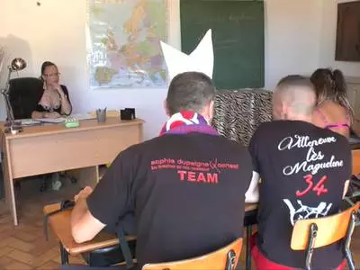 Die geile Hure trägt schöne Dessous und macht damit die Kerle an
