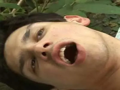 Die geilen Jungs poppen sich den Arsch gegenseitig Outdoor