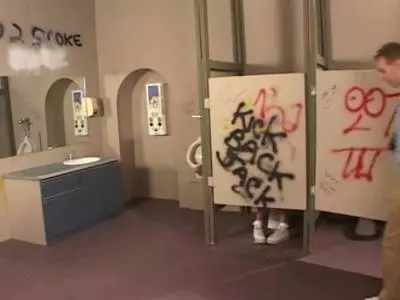 Die nackte Möse wird richtig gefickt