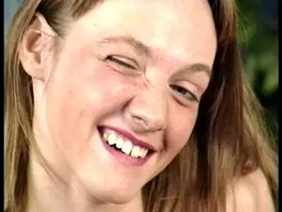 Die notgeile Bitch befriedigt sich alleine