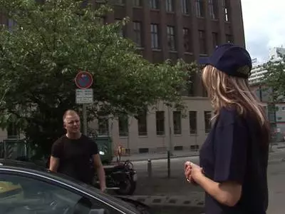 Draußen wird die Bitch von dem Typen gebumst