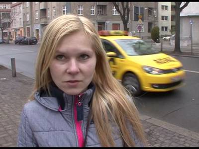 Ein junges Luder mit knackigen Titten wird durchgerammelt