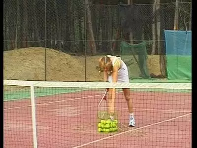 Eine scharfe Nutte lässt sich beim Sport in den Bumsarsch vögeln