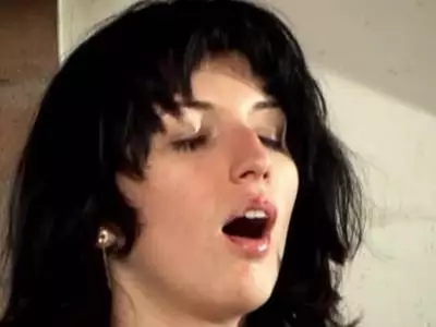 Hungriges Luder lutscht dem steifen Altlümmel sämtlichen Ficksaft aus