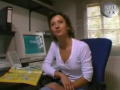 Im Büro fickt sich die Lady selbst und lutscht dann den Schwanz ihres Chefs