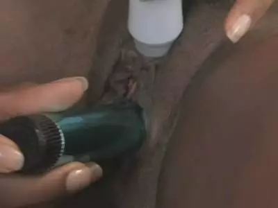 Mit einem Gummischwanz nagelt sich die Negerin mit den Minititten