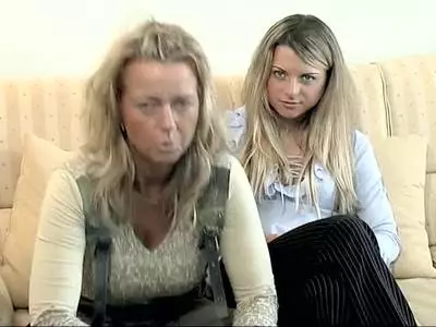 Mit einem Toy stopft sich die Blondine die Muschi Hardcore