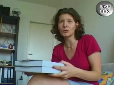 Notgeile Hausfrau massiert sich die rasierte Pussy