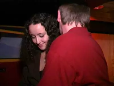 Scharfe Amateur Nutte macht den Mundfick beim Sandwich Sex