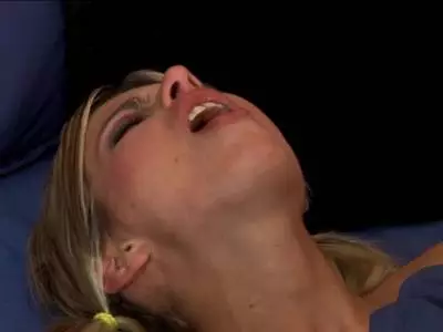 Strammer Penis wird von der fickrigen Blondine gesaugt